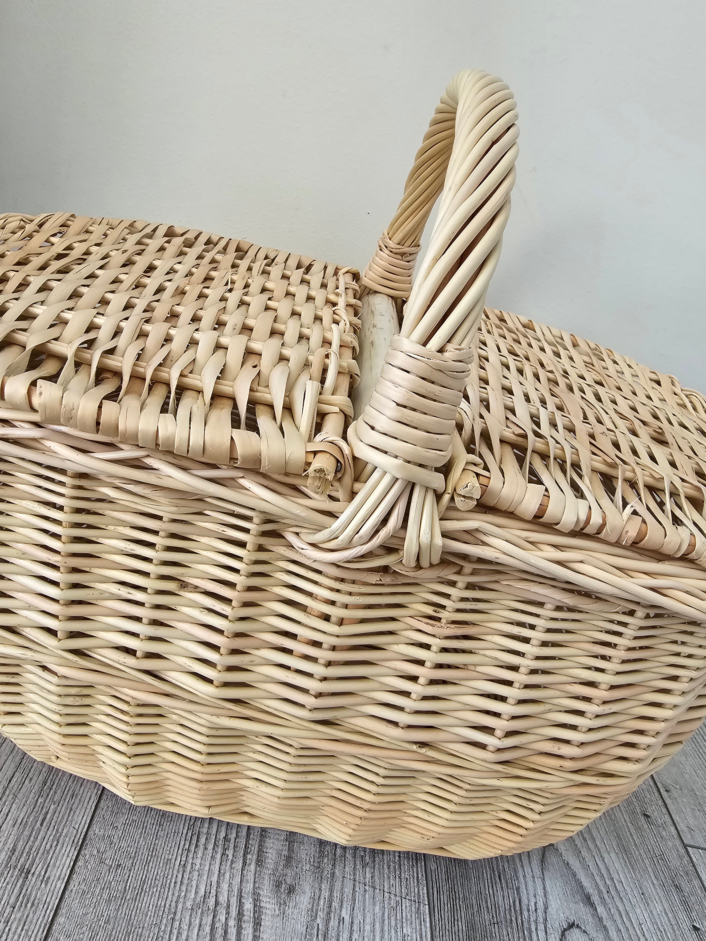 Wicker picnic basket 022b