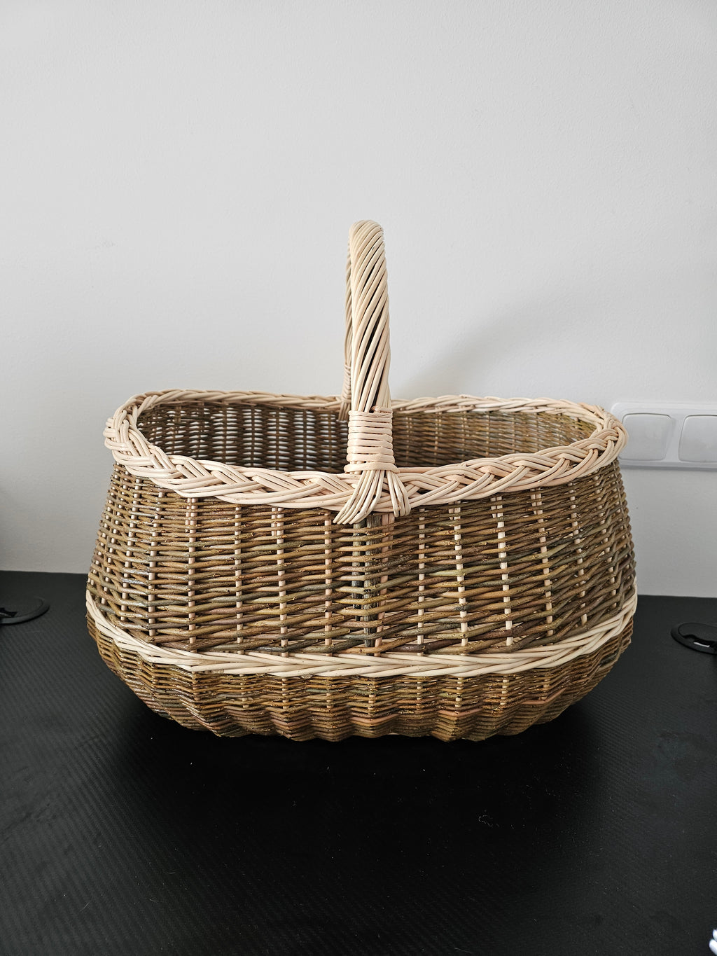Large wicker basket 047b