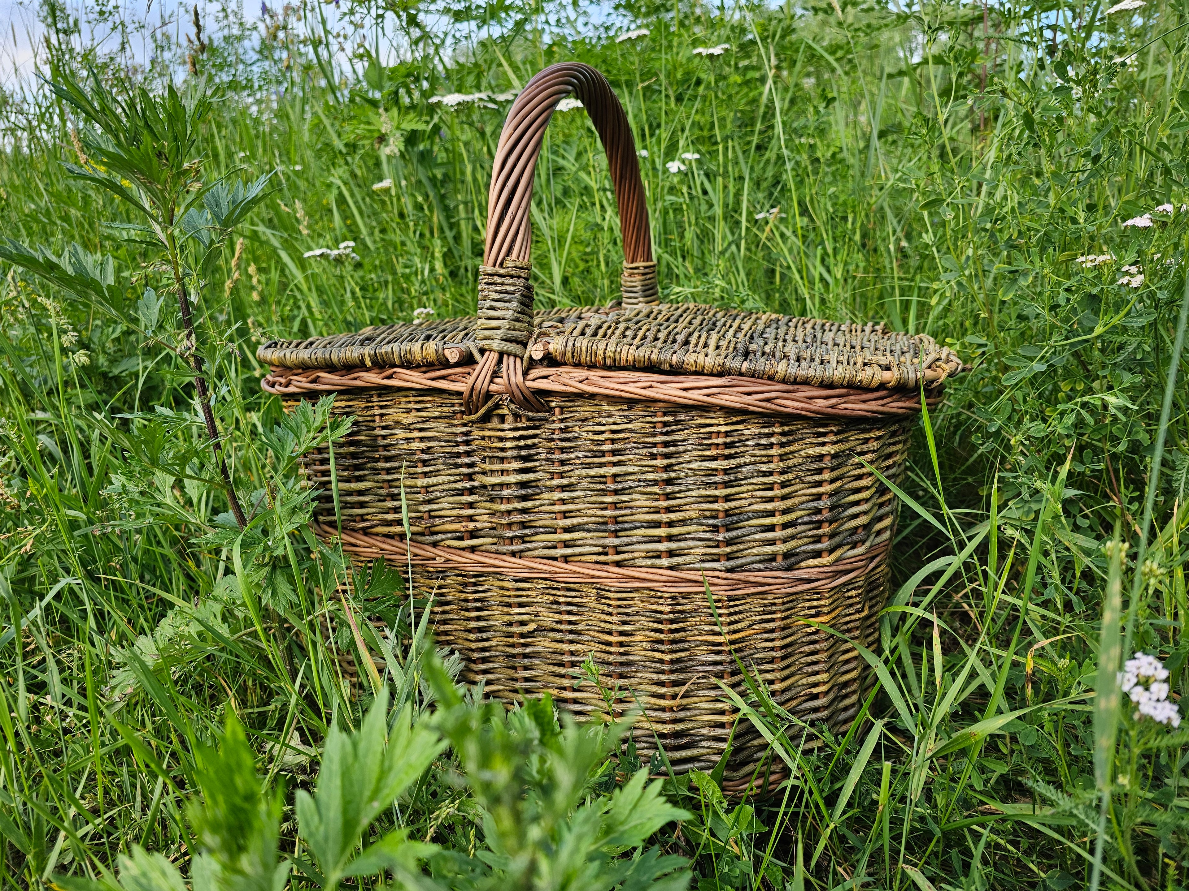 Dark picnic basket 011b