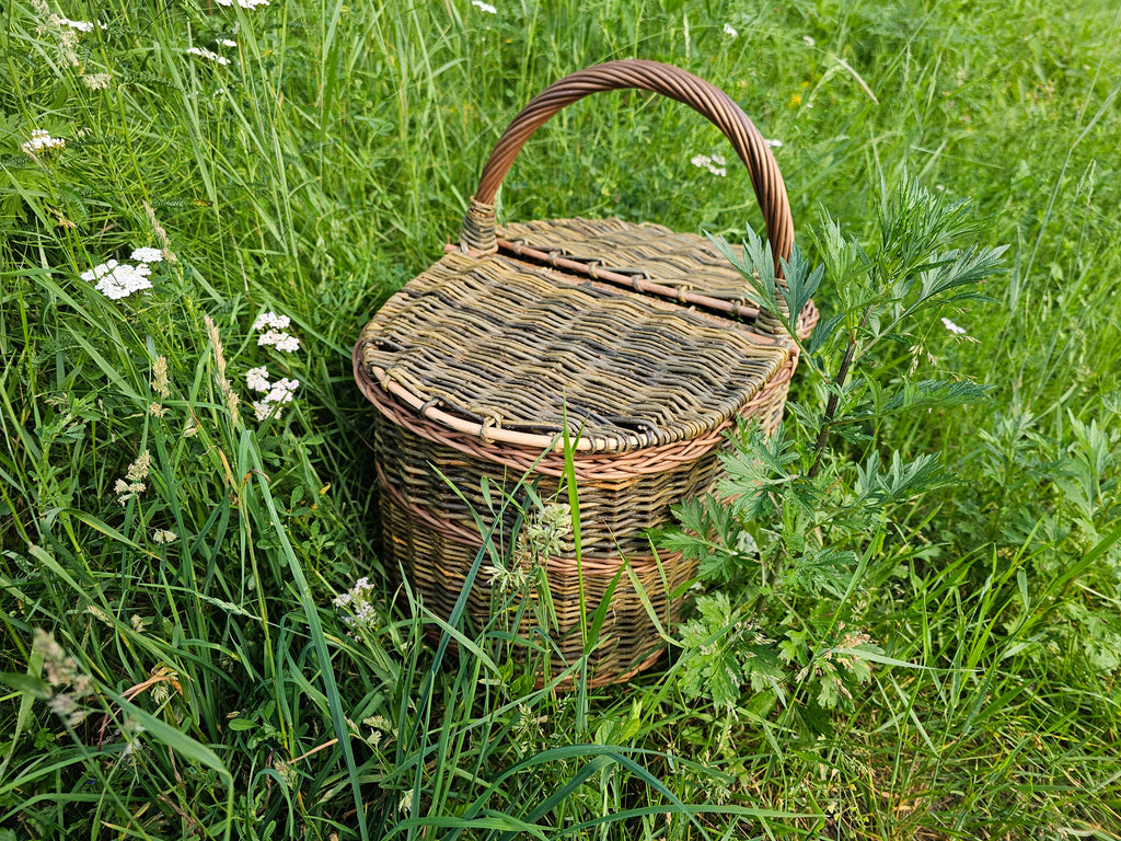 Dark picnic basket 011b