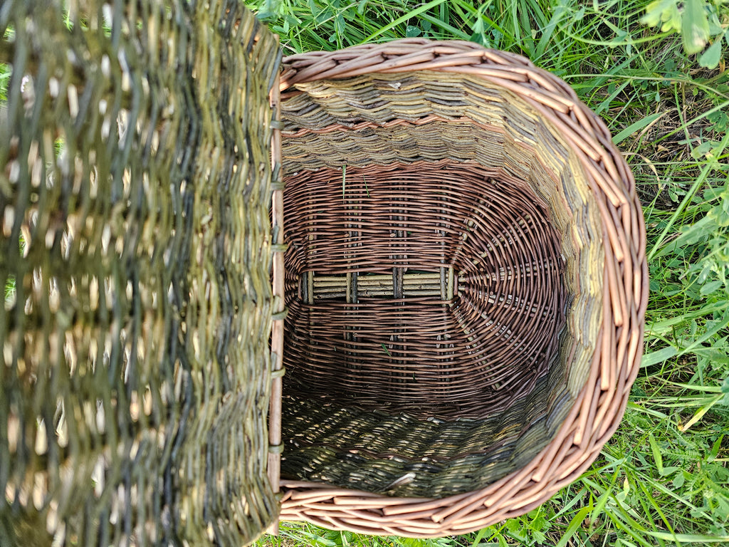 Dark picnic basket 011b