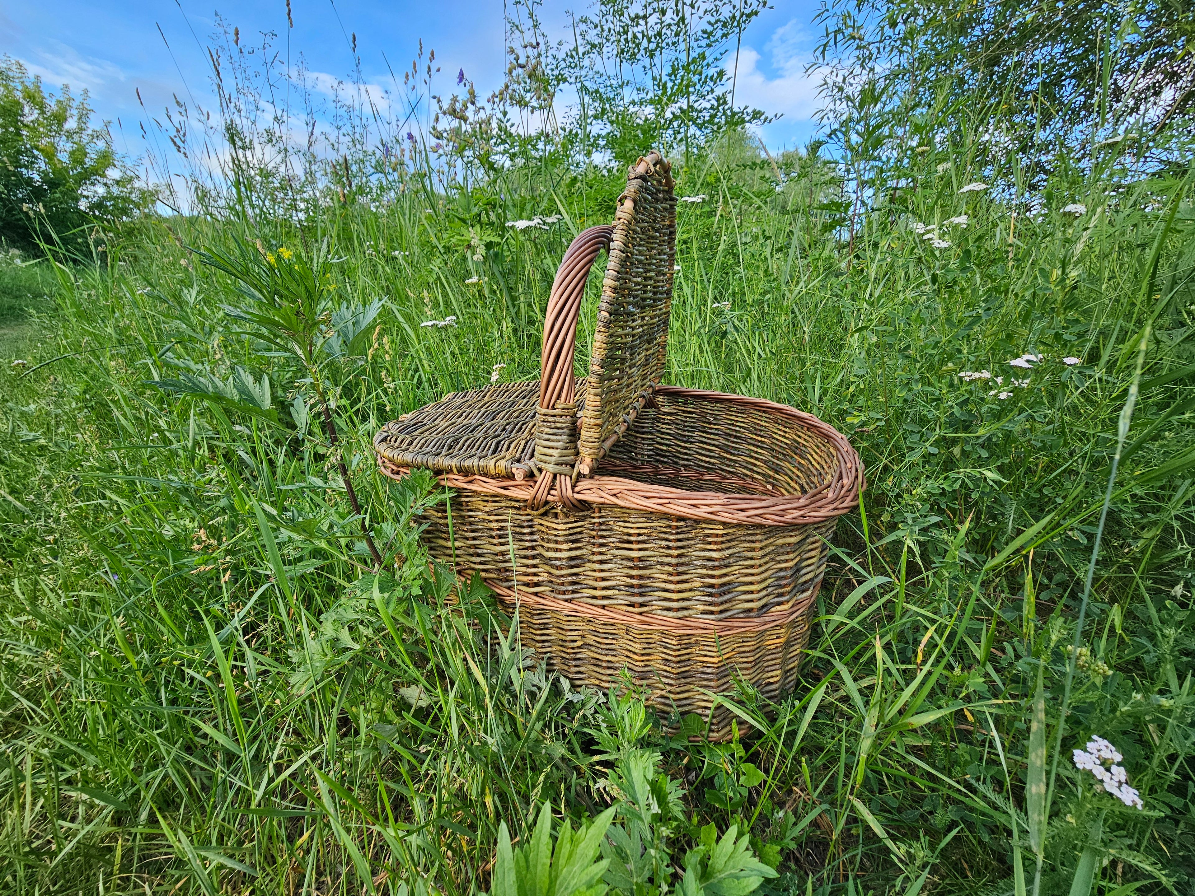 Dark picnic basket 011b