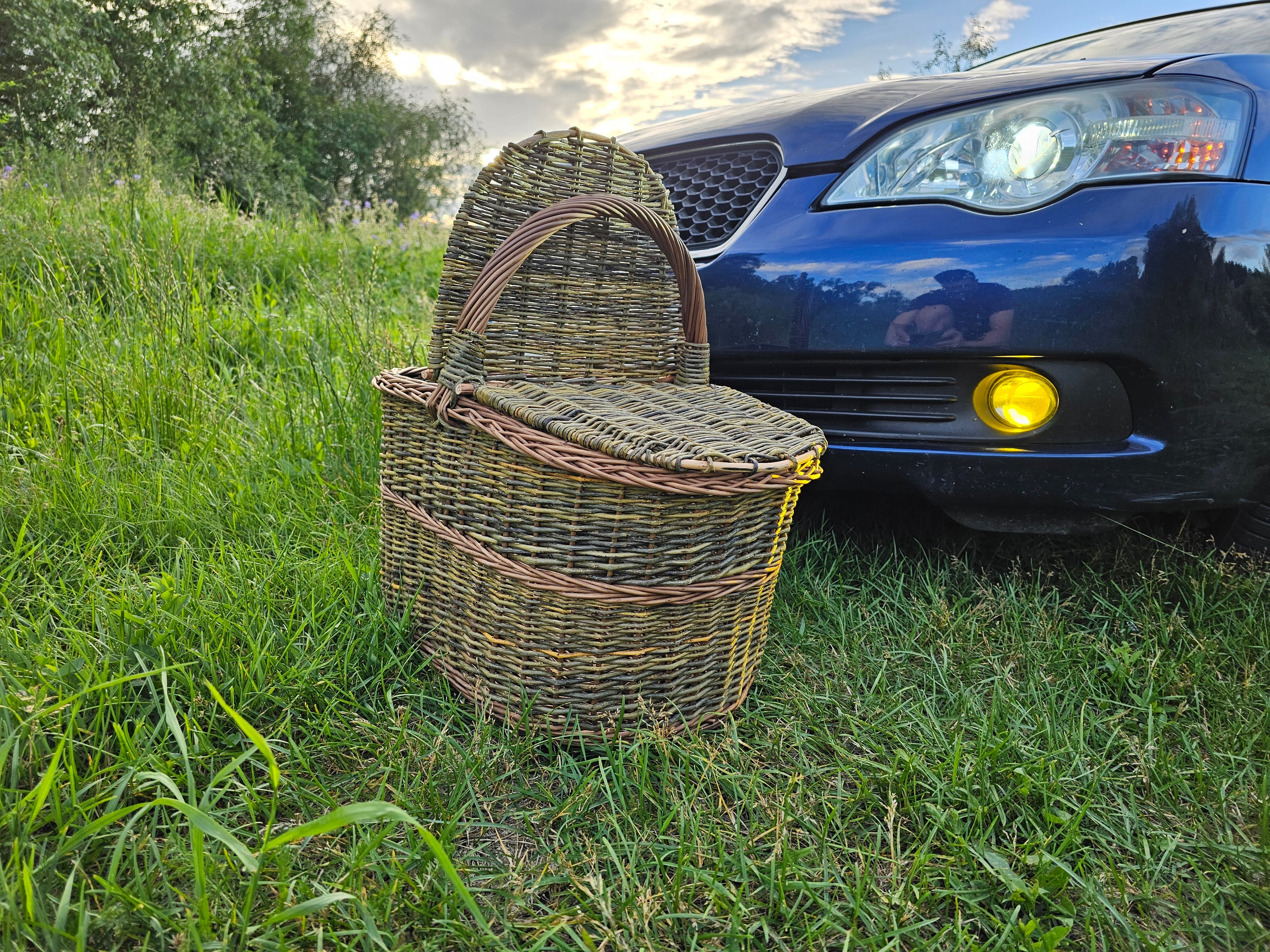 Dark picnic basket 011b