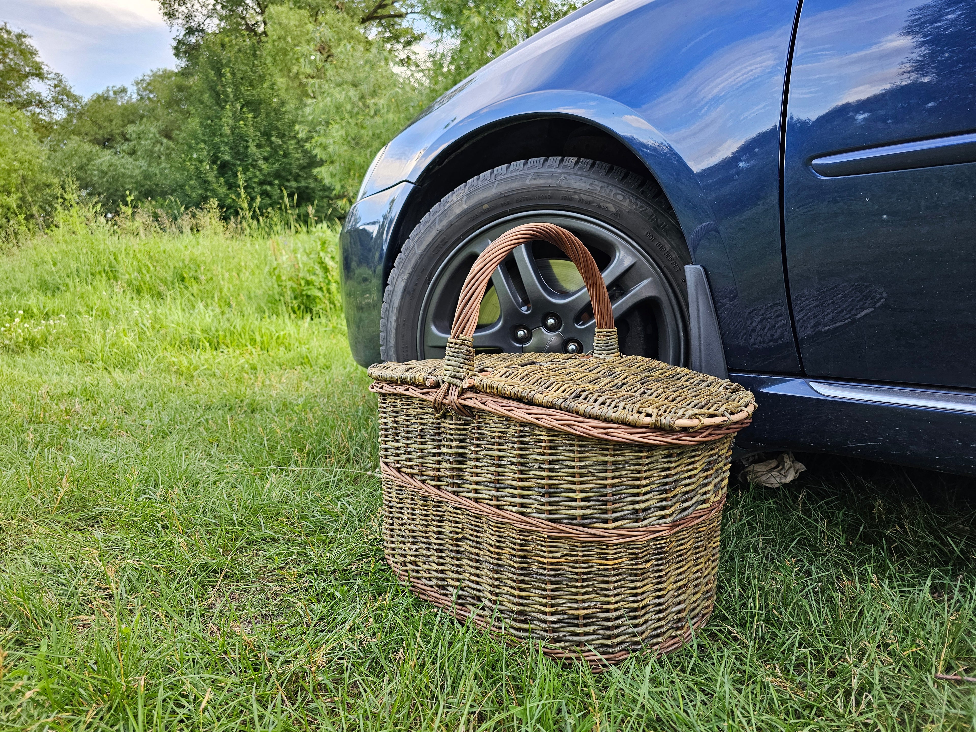 Dark picnic basket 011b