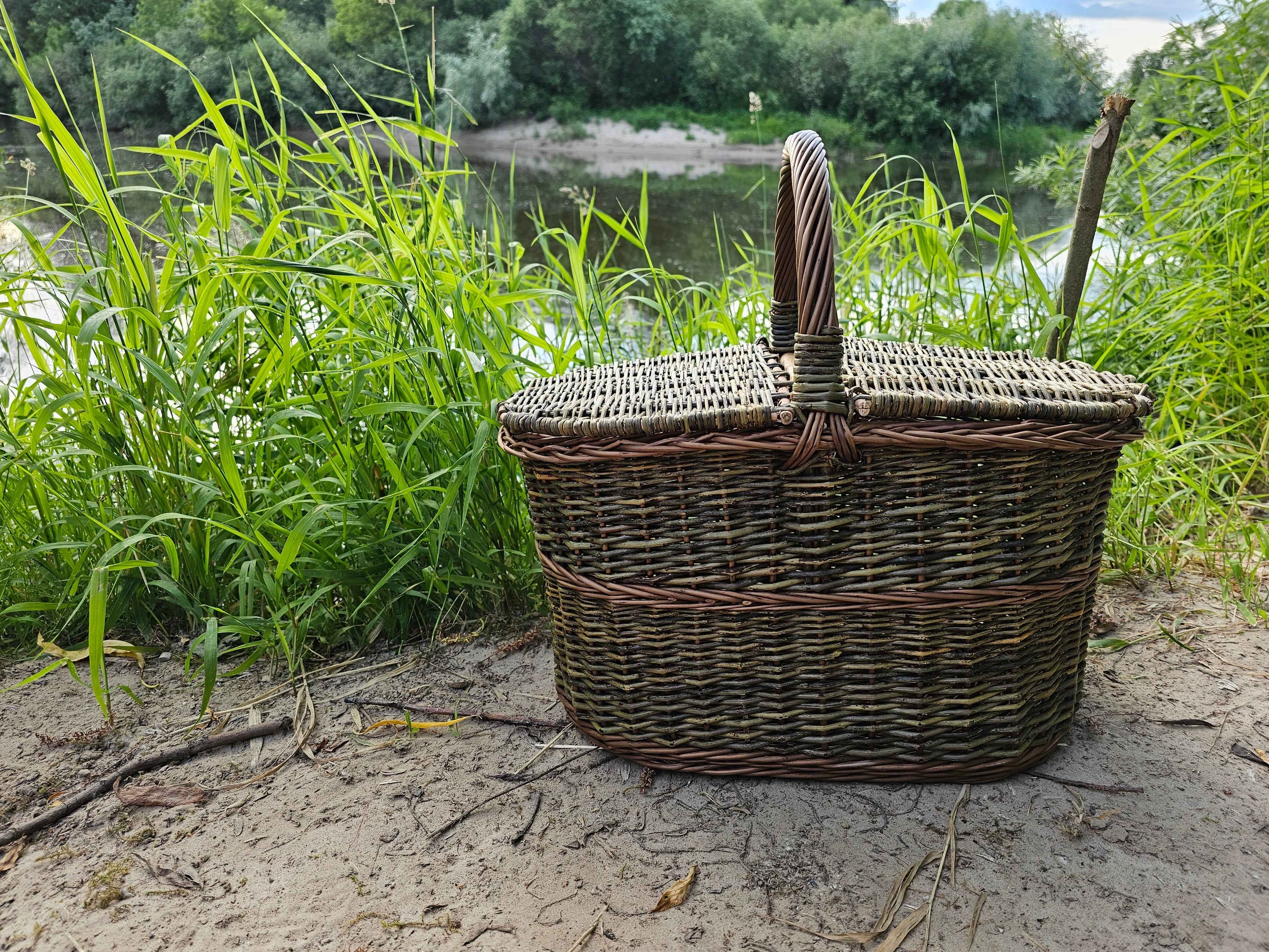 Dark picnic basket