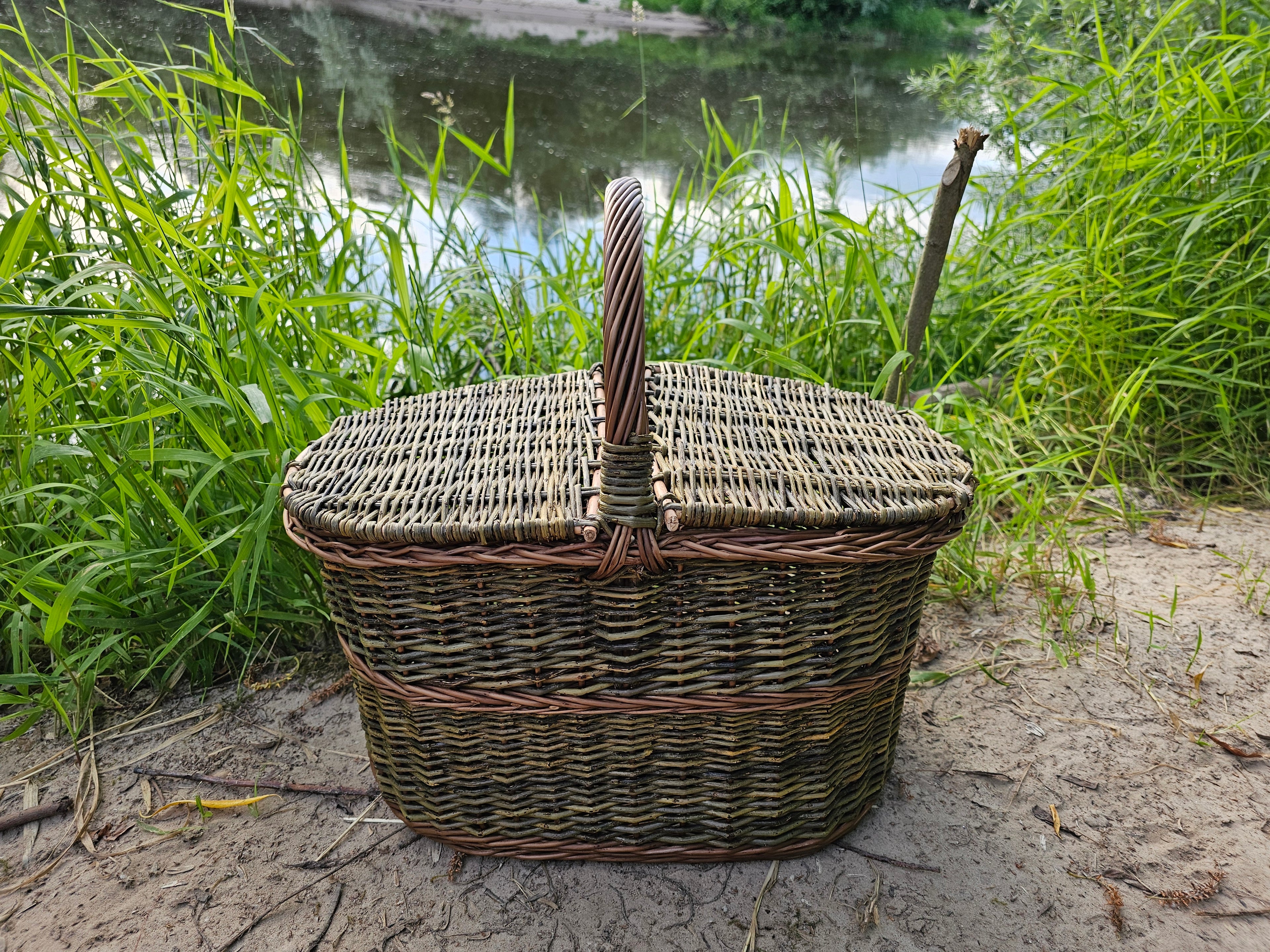 Dark picnic basket 011b