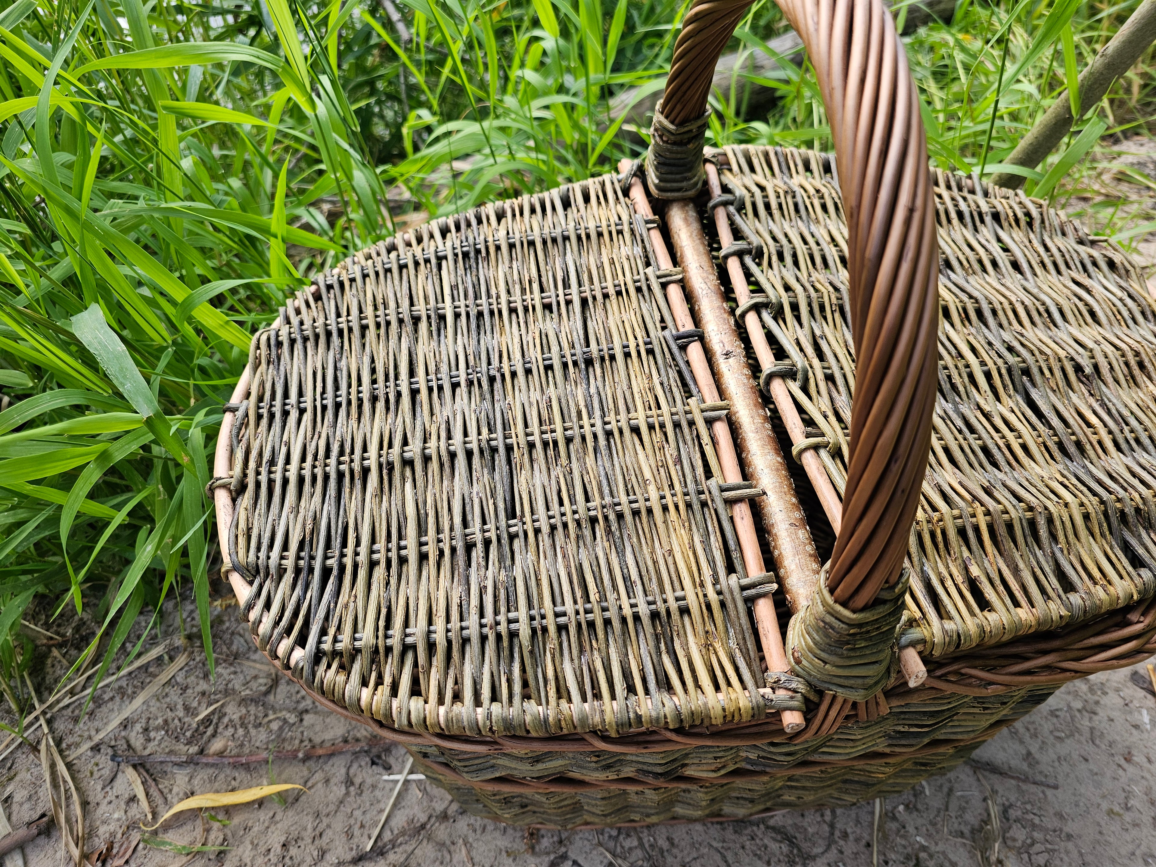 Dark picnic basket 011b