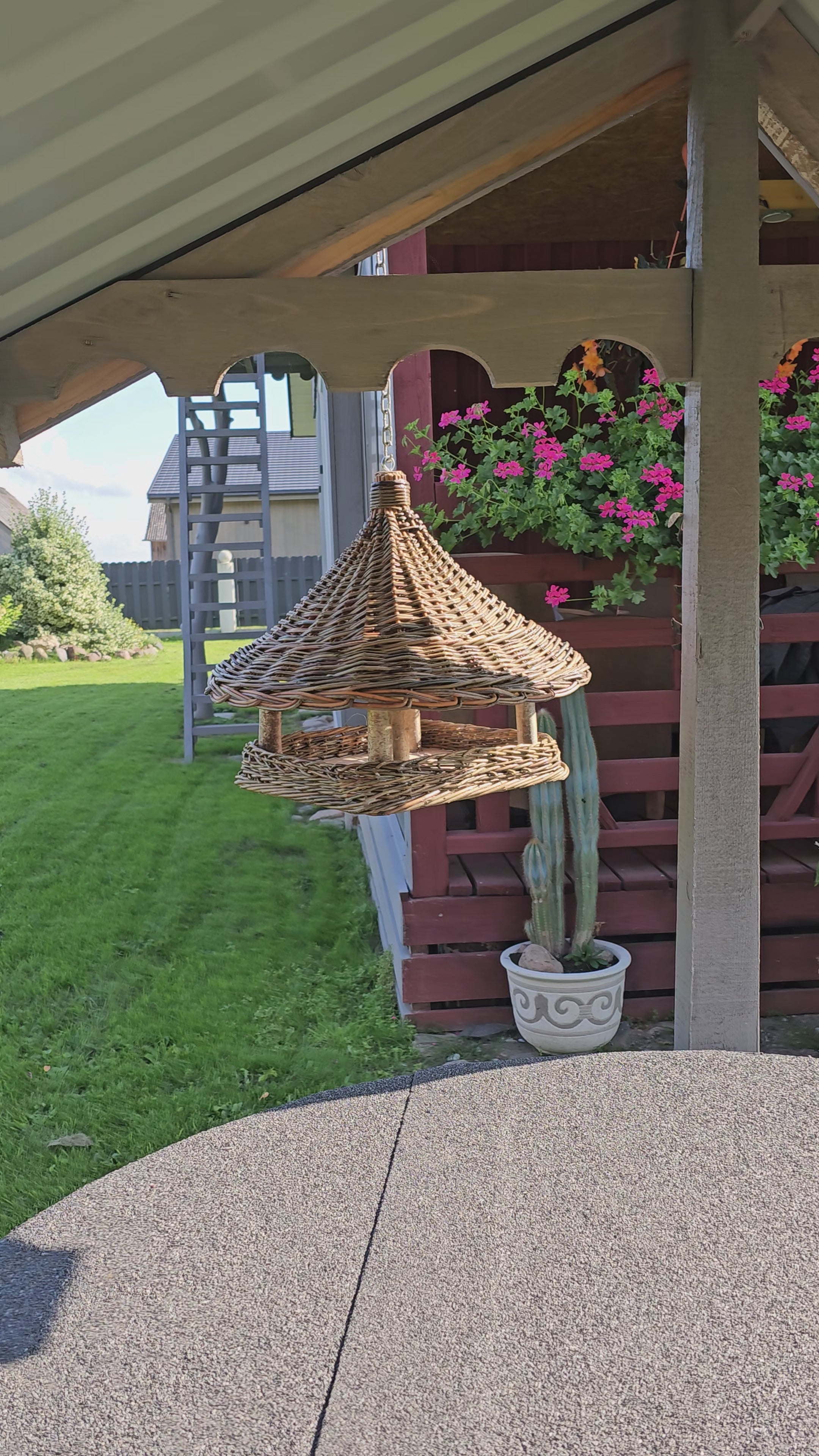 Wicker bird feeder 014b