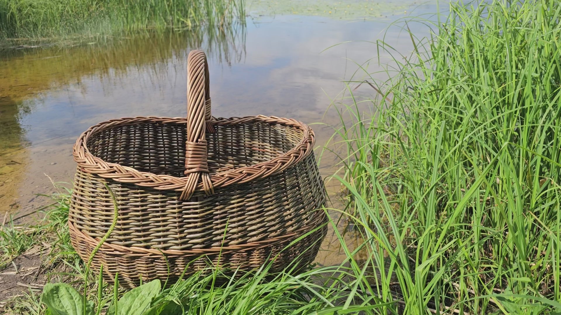Large wicker basket 047b