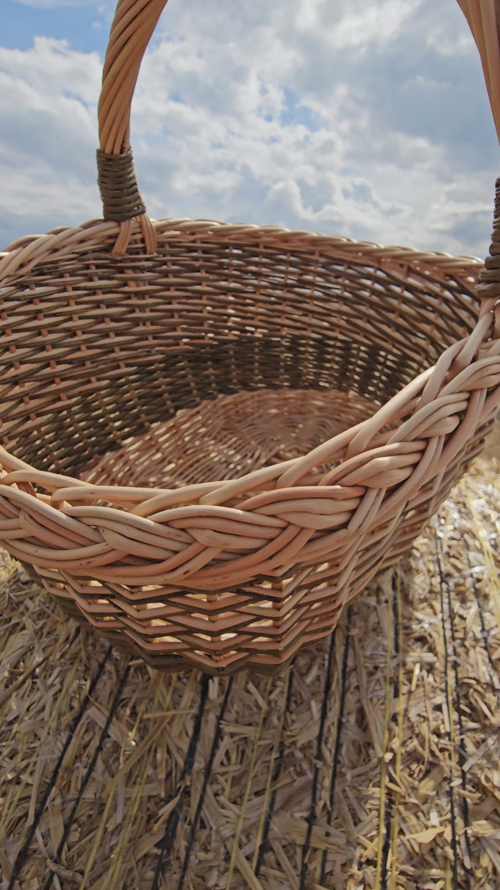 Small wicker basket 051b