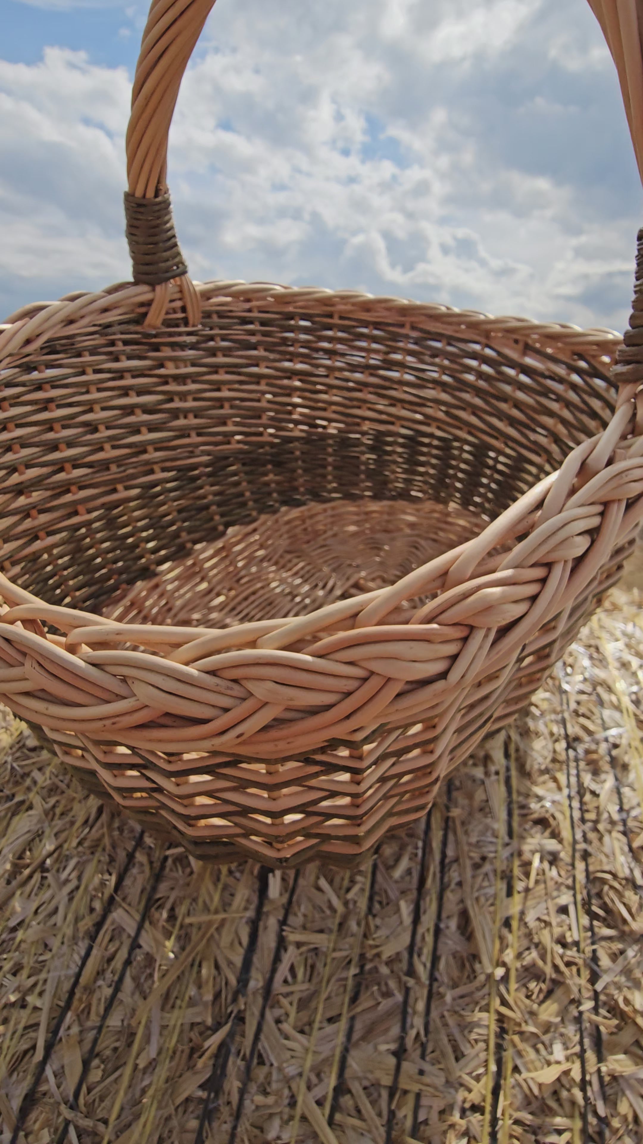 Small wicker basket 051b