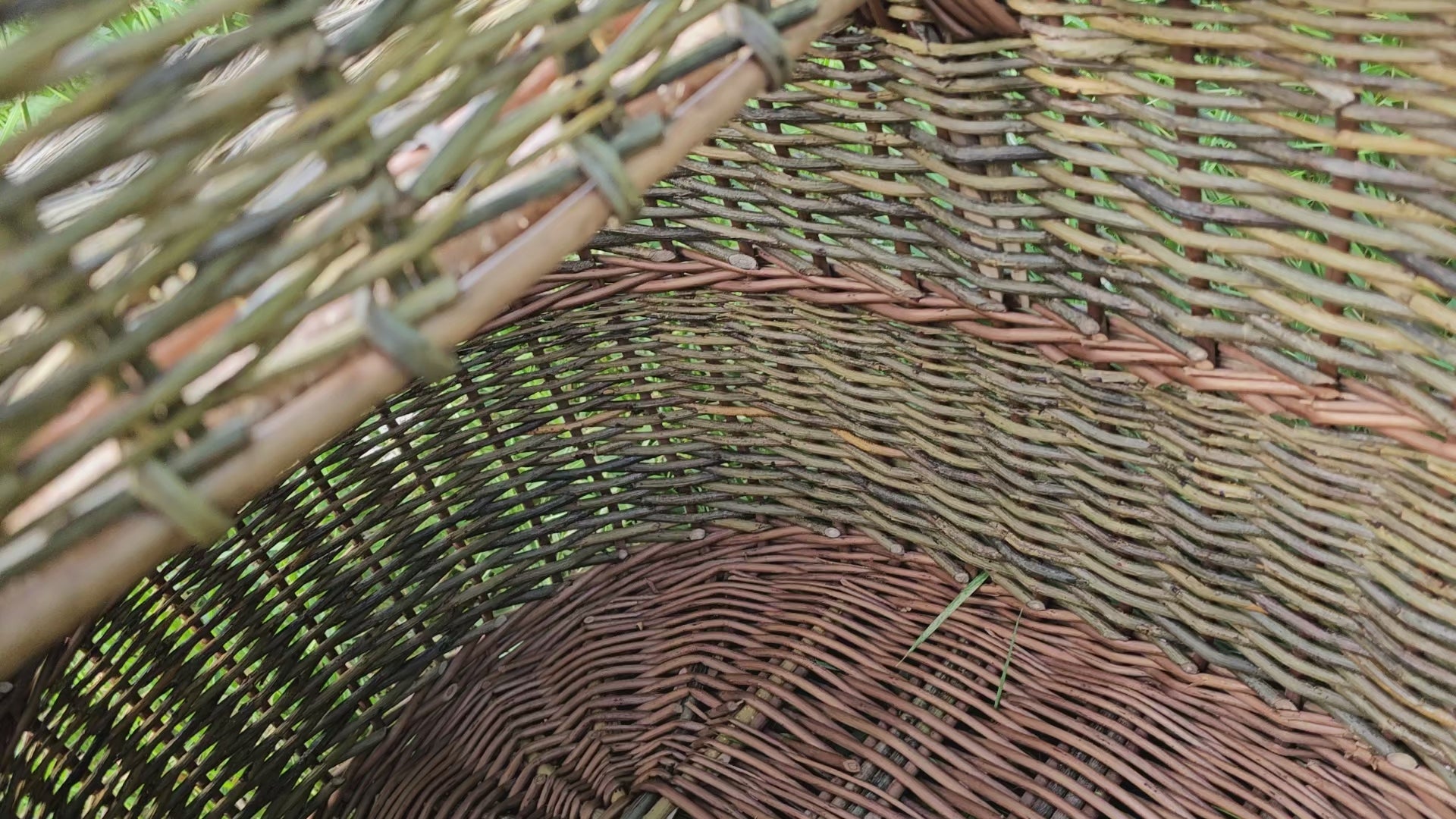 Dark picnic basket 011b